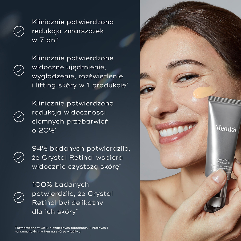 Kobieta uśmiechająca się podczas nakładania preparatu Crystal Retinal na policzek oraz srebrna tubka Medik8 Crystal Retinal 6. Pięć punktów z zaznaczeniami wymienia zalety produktu: Klinicznie potwierdzone zmniejszenie zmarszczek w ciągu 7 dni, Klinicznie potwierdzone widoczne ujędrnienie, wygładzenie, rozjaśnienie i lifting skóry w jednej tubce, Klinicznie potwierdzone zmniejszenie widocznych przebarwień o 20%, 94% respondentów zgodziło się, że Crystal Retinal przyczynia się do uzyskania widocznie czystsze