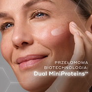 Na zdjęciu widać kobietę nakładającą na policzek płynny preparat z peptydami Advanced MP. Na zdjęciu widnieje napis podkreślający: PRZEŁOMOWA BIOTECHNOLOGIA: Dual MiniProteins™.