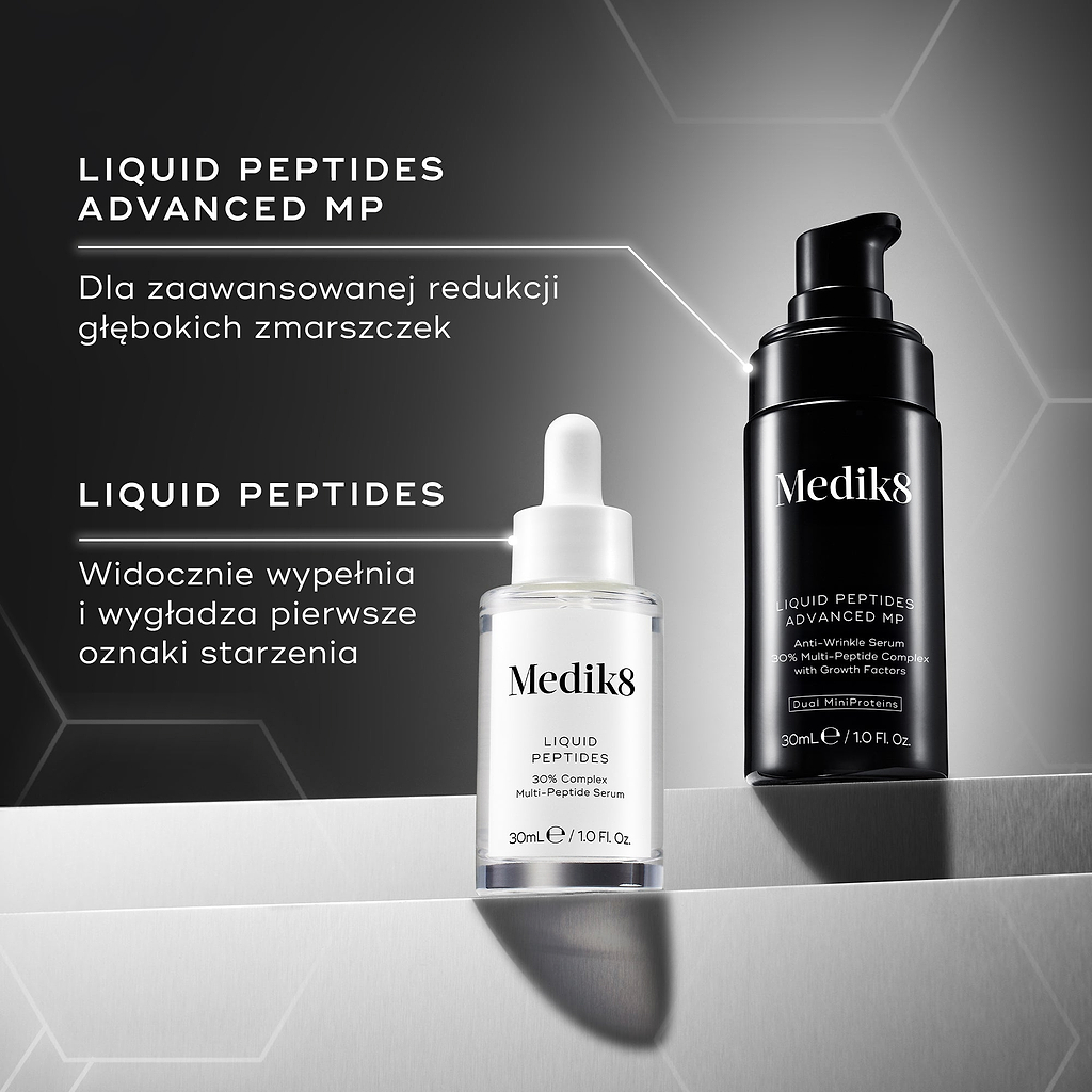 Porównanie produktu LIQUID PEPTIDES ADVANCED MP (w czarnej butelce z pompką), przeznaczonego do zaawansowanej redukcji głębokich zmarszczek, oraz produktu LIQUID PEPTIDES (w białej butelce z zakraplaczem), który w widoczny sposób wypełnia i wygładza pierwsze oznaki starzenia.