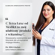 Dr Bibi Ghalaie, lekarz medycyny estetycznej, uśmiecha się w białym fartuchu Medik8, trzymając brązową butelkę C-Tetra Luxe. Obok znajduje się cytat: „Medik8 C-Tetra Luxe to mój podstawowy produkt z witaminą C. Stosowany codziennie jest kluczem do utrzymania mojego blasku.”
