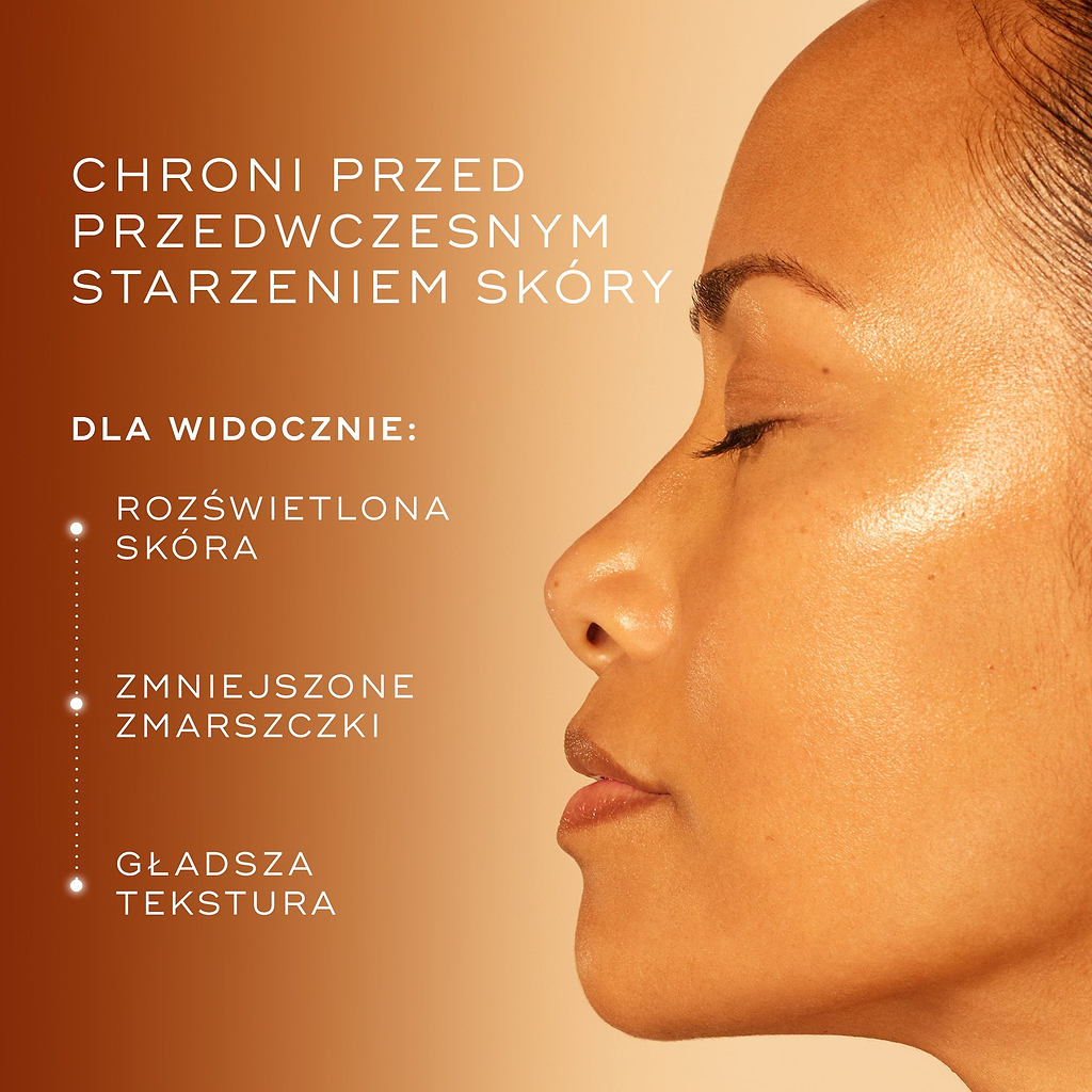 Zbliżenie na kobietę o promiennej skórze o jednolitym kolorycie, wraz z tekstem podkreślającym, w jaki sposób C-Tetra Advanced chroni przed przedwczesnym starzeniem się, poprawiając jasność skóry, redukując zmarszczki i poprawiając jej strukturę.