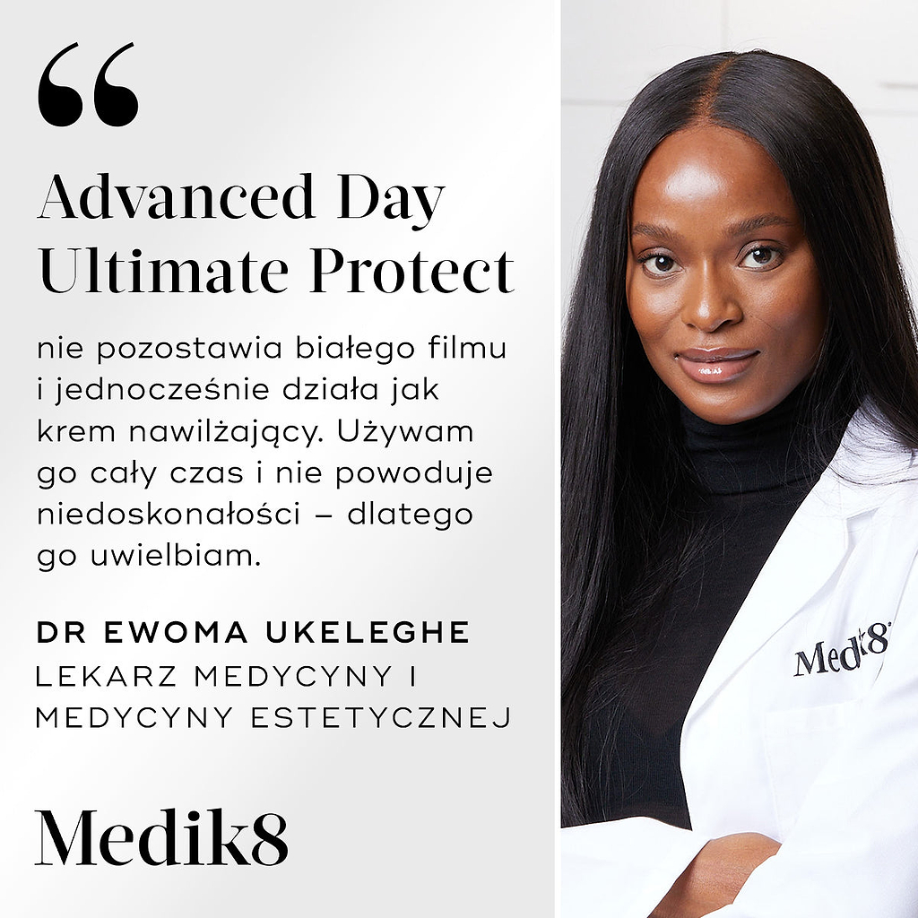 Testimonial przedstawiający portret dr Ewomy Ukeleghe, lekarza medycyny estetycznej i kosmetycznej, w białym fartuchu z logo Medik8. Tekst zawiera cytat: „Advanced Day Ultimate Protect nie pozostawia białego filmu i pełni również funkcję kremu nawilżającego. Używam go cały czas i nie powoduje u mnie wyprysków – dlatego go uwielbiam.”
