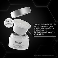Słoiczek kremu Medik8 Advanced Pro-Collagen+ Peptide Cream przedstawiony wraz z nad nim zawieszonym wkładem wielokrotnego użytku na czarnym tle z sześciokątnymi wzorami. Napis podkreśla, że opakowanie jest o 94% mniejsze, a widoczne efekty osiąga się przy mniejszej ilości odpadów.