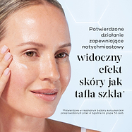 Zbliżenie na modelkę nakładającą serum na policzek, prezentującą promienną cerę. Napis brzmi: „Udowodniono, że zapewnia natychmiastowy, widoczny blask przypominający szkło*”.
