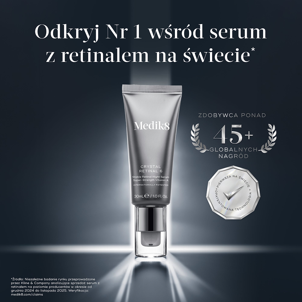 Metaliczna, srebrna tubka serum Medik8 Crystal Retinal 6 ustawiona ukośnie w jasnym świetle reflektora na ciemnoszarym tle z delikatnym wzorem geometrycznych sześciokątów. Obok pompy tubki znajduje się gruba, zakrzywiona próbka kremu w kolorze brzoskwiniowym. W prawym górnym rogu widnieje srebrny, metaliczny emblemat w kształcie wieńca laurowego z napisem „LAUREAT PONAD 45 MIĘDZYNARODOWYCH NAGRÓD”.
