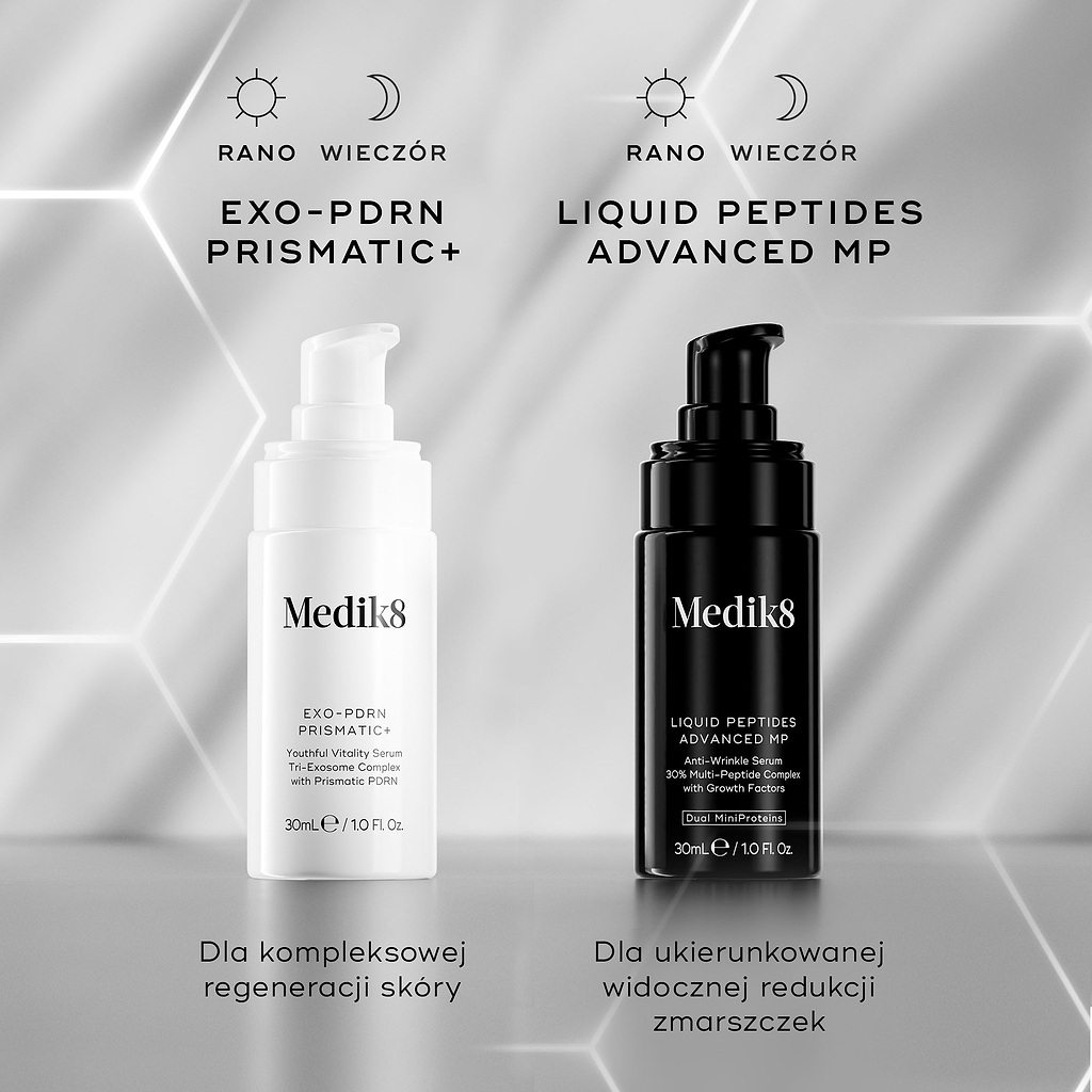 Dwa serum marki Medik8 zostały zestawione obok siebie na tle z sześciokątnymi wzorami. Po lewej stronie widoczna jest biała buteleczka EXO-PDRN Prismatic+, przeznaczona do stosowania rano i wieczorem w celu osiągnięcia ogólnego i widocznego odmłodzenia skóry. Po prawej stronie widoczna jest czarna buteleczka Liquid Peptides Advanced MP, przeznaczona do stosowania rano i wieczorem w celu widocznego zredukowania głębokich zmarszczek.