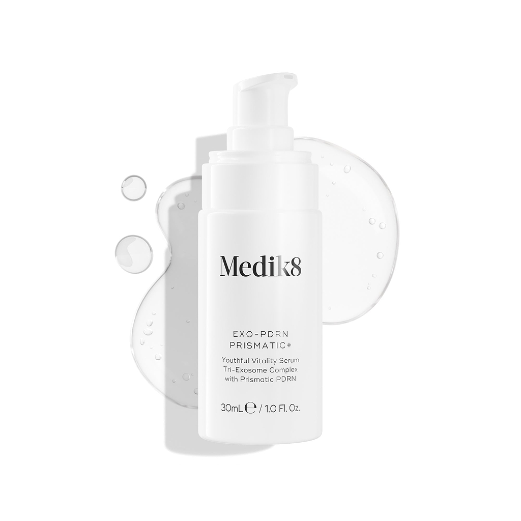 Na białym tle stoi biała butelka z pompką zawierająca serum Medik8 EXO-PDRN Prismatic+ Youthful Vitality Serum, otoczona przezroczystą, błyszczącą smugą o konsystencji serum.