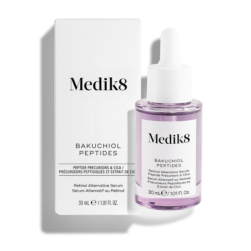 Serum Medik8 Bakuchiol Peptides Retinol Alternative przedstawione wraz z białym opakowaniem kartonowym oraz przezroczystą buteleczką z zakraplaczem, zawierającą jasnofioletowy płyn, na czystym białym tle.