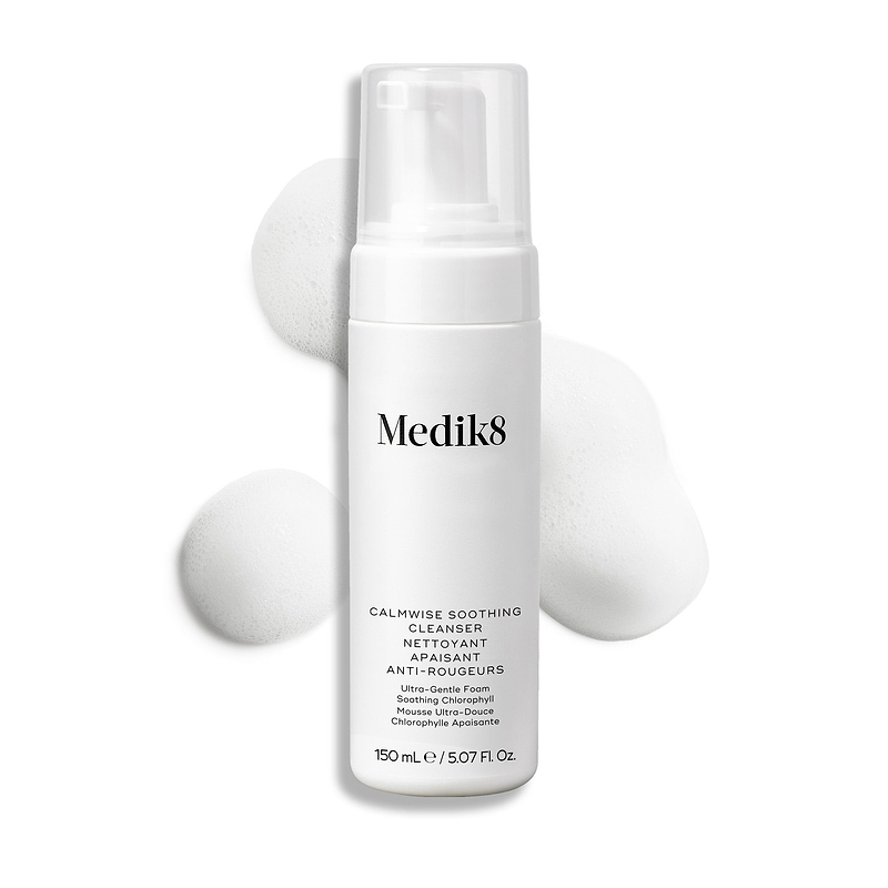 Butelka z pompką Medik8 Calmwise Soothing Cleanser na białym tle, z widoczną smugą białej pianki za produktem, podkreślającą jego konsystencję.
