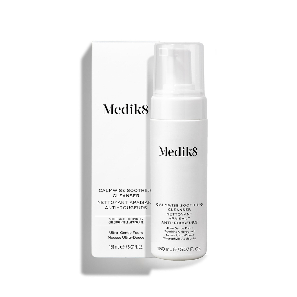 Butelka z pompką Medik8 Calmwise Soothing Cleanser stojąca obok białego opakowania kartonowego na białym tle. Tekst identyfikuje produkt jako ultra-delikatną piankę z chlorofilem.