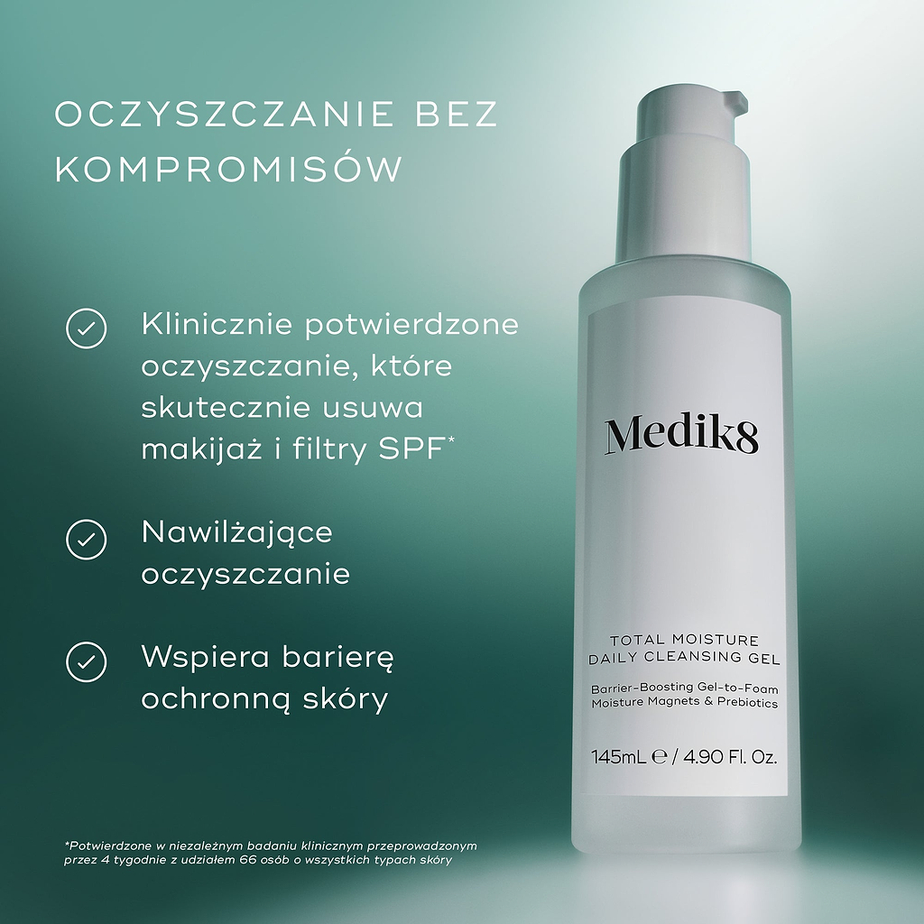 Butelka żelu do codziennego oczyszczania skóry Medik8 Total Moisture z panelem informacyjnym opisującym kluczowe zalety, w tym skuteczne usuwanie makijażu i filtrów przeciwsłonecznych, oczyszczanie z naciskiem na nawilżenie oraz wsparcie dla bariery ochronnej skóry