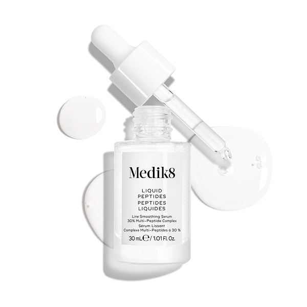 Przedstawiono przezroczystą szklaną buteleczkę z serum Liquid Peptides z zakraplaczem, który został wyjęty i leży obok niej, a także krople serum, które pokazują konsystencję produktu