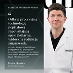 Cytat od Daniel Isaacs, Dyrektor ds. Produktu i Globalny Ambasador Medik8: „Odkryj precyzyjną technologię peptydową zapewniającą spektakularną, widoczną redukcję zmarszczek. Formuła zawiera wyjątkowe połączenie 13 peptydów przeciwdziałających oznakom starzenia, w tym przełomowe Dual MiniProteins™”.
