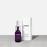 Szklana butelka z pipetą Medik8 Hydr8 B5 Intense stoi obok dopasowanego białego opakowania kartonowego na czystym białym tle. Tekst na obu elementach identyfikuje produkt jako 30 ml serum z kwasem hialuronowym i NMF, zaprojektowane w celu uzupełniania i wzmacniania nawilżenia skóry.
