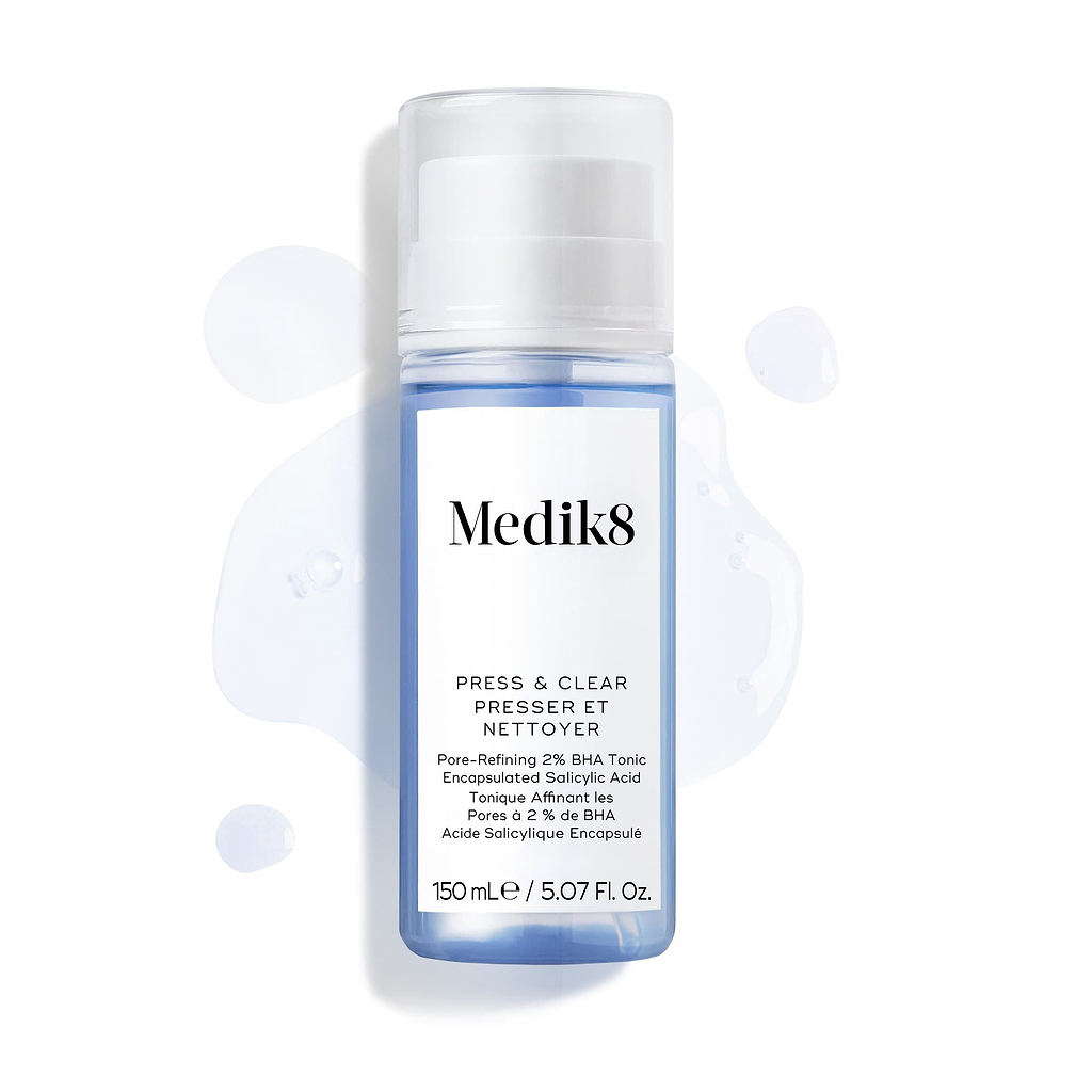 Frasco de 150 mL do Medik8 Press & Clear apresentado sobre um fundo branco, com salpicos de tónico azul à sua volta.