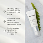 O tubo Advanced Day Eye Protect repousa numa superfície de mármore cinza claro ao lado de uma folha de feto verde. Os marcadores listam os seus benefícios: oferece proteção potente FPS 30 contra raios UVA e UVB, previne os sinais visíveis de envelhecimento na área dos olhos, e ilumina e reduz visivelmente o inchaço da zona ocular.