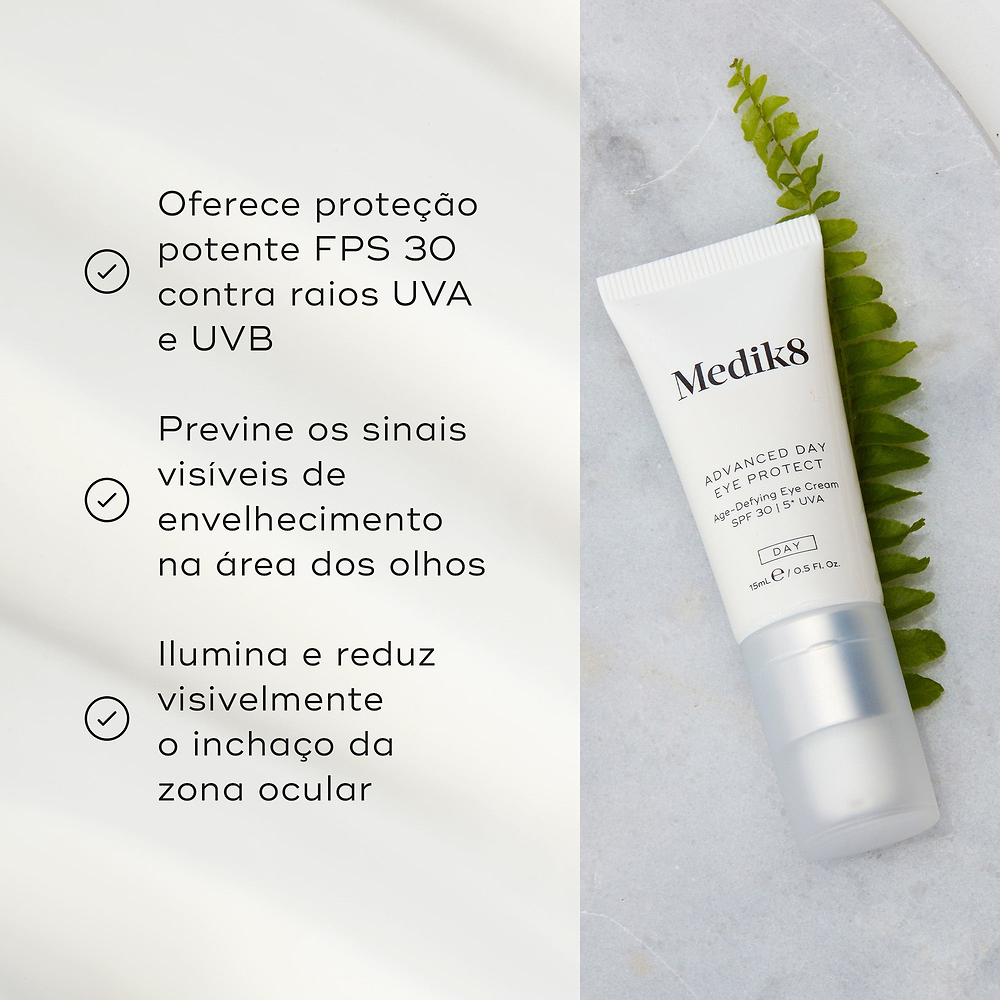 O tubo Advanced Day Eye Protect repousa numa superfície de mármore cinza claro ao lado de uma folha de feto verde. Os marcadores listam os seus benefícios: oferece proteção potente FPS 30 contra raios UVA e UVB, previne os sinais visíveis de envelhecimento na área dos olhos, e ilumina e reduz visivelmente o inchaço da zona ocular.
