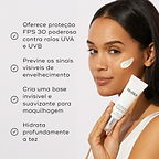 Uma mulher com um pouco de creme na bochecha segura o tubo Advanced Day Total Protect contra um fundo cinza claro. Os marcadores listam os seus benefícios: oferece proteção FPS 30 poderosa contra raios UVA e UVB, previne os sinais visíveis de envelhecimento, cria uma base invisível e suavizante para maquilhagem, e hidrata profundamente a tez.