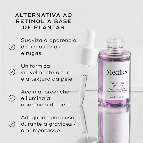 Frasco de sérum Medik8 Bakuchiol Peptides com o seu conta-gotas pousado ao lado sobre uma superfície refletora contra um fundo branco. O texto em português detalha os benefícios da alternativa ao retinol à base de plantas, incluindo suavizar a aparência de linhas finas e rugas, uniformizar visivelmente o tom e a textura da pele, acalmar, preencher e iluminar a aparência da pele, e ser adequado para uso durante a gravidez / amamentação.