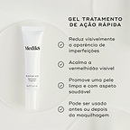 O tubo Blemish SOS repousa sobre um círculo de vidro transparente contra um fundo claro. Intitulado "GEL TRATAMENTO DE AÇÃO RÁPIDA", os marcadores listam os seus benefícios: reduz visivelmente a aparência de imperfeições, acalma a vermelhidão visível, promove uma pele limpa e com aspeto saudável, e pode ser usado antes ou depois da maquilhagem.