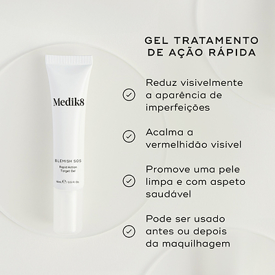 O tubo Blemish SOS repousa sobre um círculo de vidro transparente contra um fundo claro. Intitulado "GEL TRATAMENTO DE AÇÃO RÁPIDA", os marcadores listam os seus benefícios: reduz visivelmente a aparência de imperfeições, acalma a vermelhidão visível, promove uma pele limpa e com aspeto saudável, e pode ser usado antes ou depois da maquilhagem.