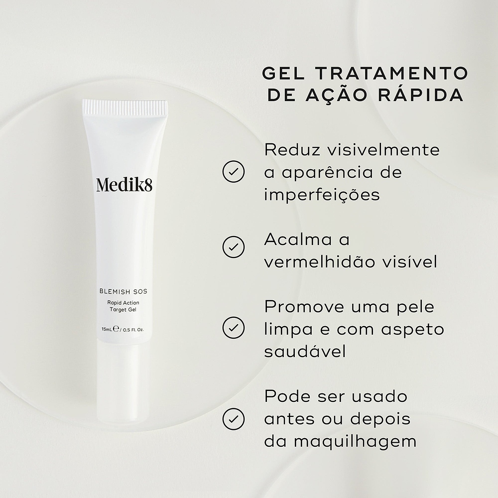 O tubo Blemish SOS repousa sobre um círculo de vidro transparente contra um fundo claro. Intitulado "GEL TRATAMENTO DE AÇÃO RÁPIDA", os marcadores listam os seus benefícios: reduz visivelmente a aparência de imperfeições, acalma a vermelhidão visível, promove uma pele limpa e com aspeto saudável, e pode ser usado antes ou depois da maquilhagem.