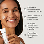 Uma mulher sorridente com um pouco de creme na bochecha segura o tubo Clarity Peptides contra um fundo claro. Os marcadores listam os seus benefícios: clarifica e descongestiona visivelmente a tez, ajuda a combater o aspeto das imperfeições, acalma a vermelhidão visível e o tom irregular, e potencia a luminosidade da pele.