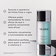 O frasco de sérum Medik8 Copper PCA Peptides repousa sobre uma superfície espelhada contra um fundo claro. O texto em português lista os benefícios: suaviza a aparência de linhas finas e rugas, oferece poder antioxidante 5x mais eficaz do que o próximo concorrente mais eficaz, aumenta visivelmente a luminosidade da pele, e é uma alternativa perfeita para quem é sensível à vitamina C.