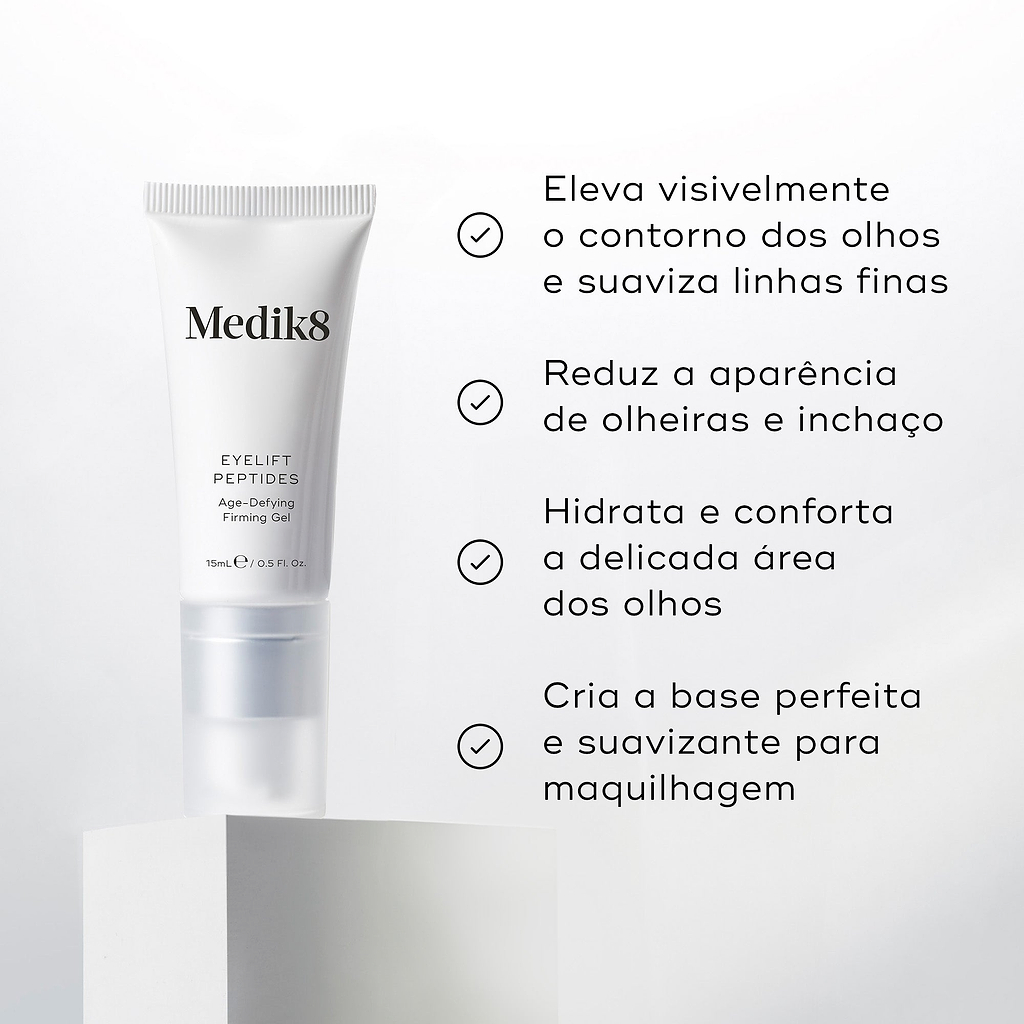 O tubo de Medik8 Eyelift Peptides assenta num bloco branco contra um fundo claro. O texto em português lista os benefícios: eleva visivelmente o contorno dos olhos e suaviza linhas finas, reduz a aparência de olheiras e inchaço, hidrata e conforta a delicada área dos olhos e cria a base perfeita e suavizante para maquilhagem.