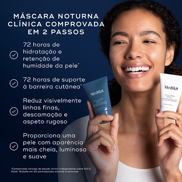 Uma mulher sorridente segura os dois tubos Medik8 H.E.O. Mask contra um fundo azul escuro liso. O texto descreve o produto como uma máscara noturna clínica comprovada em 2 passos. Os benefícios listados incluem 72 horas de hidratação e retenção de humidade da pele, 72 horas de suporte à barreira cutânea, redução visível de linhas finas e descamação, e uma pele com aparência mais cheia, luminosa e suave.
