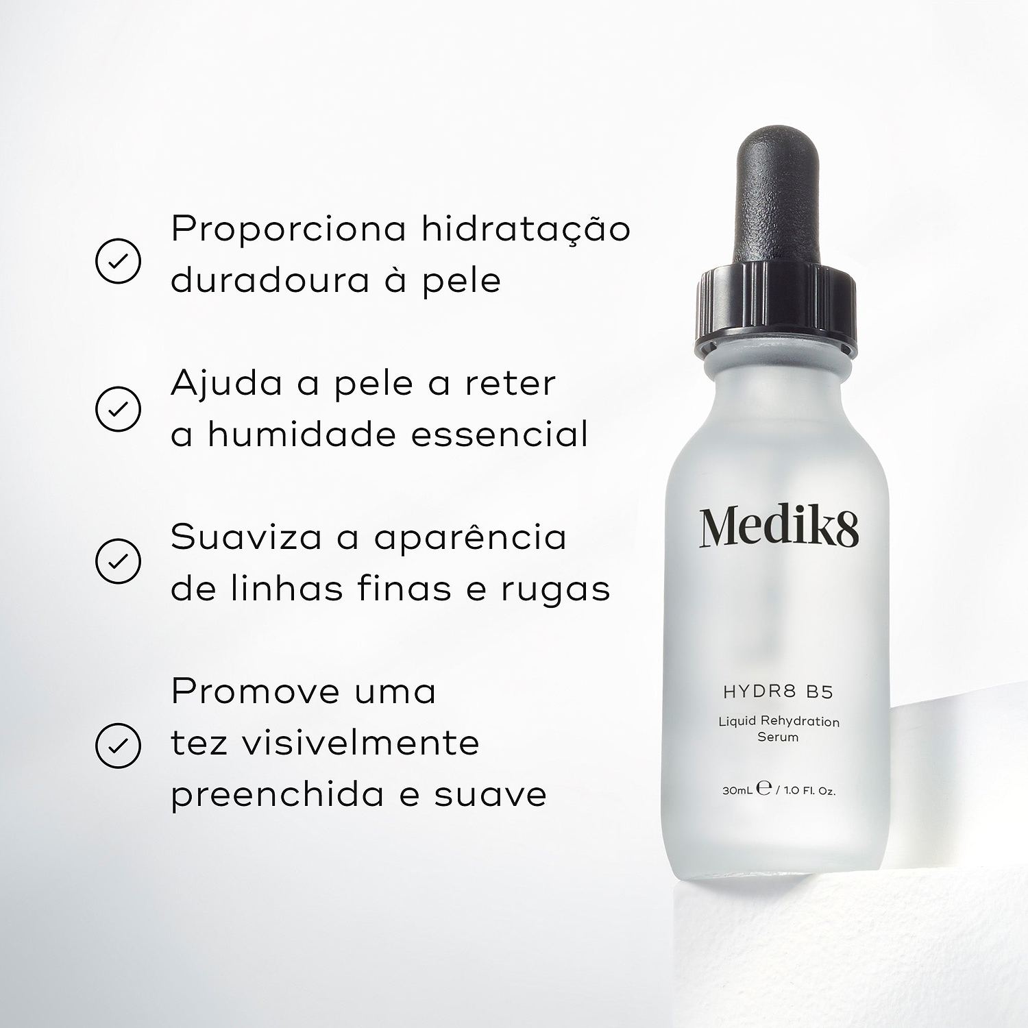 O frasco conta-gotas Hydr8 B5 assenta num pedestal branco contra um fundo claro. Os marcadores listam os seus benefícios: proporciona hidratação duradoura à pele, ajuda a pele a reter a humidade essencial, suaviza a aparência de linhas finas e rugas, e promove uma tez visivelmente preenchida e suave.