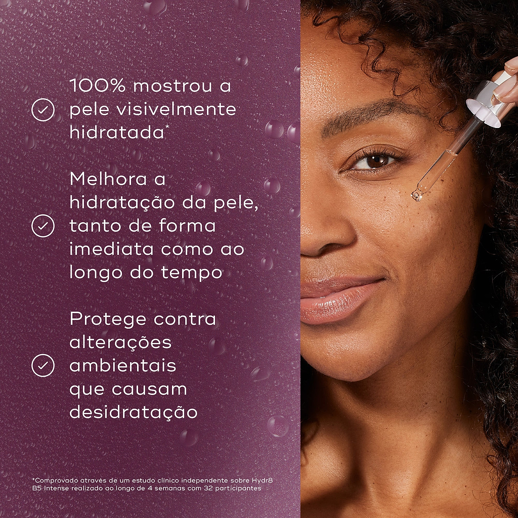 Uma imagem dividida mostrando uma mulher sorridente aplicando sérum com um conta-gotas à direita, e um fundo roxo texturizado com gotas de água à esquerda. Os marcadores listam os benefícios: 100% mostrou a pele visivelmente hidratada, melhora a hidratação da pele tanto de forma imediata como ao longo do tempo, e protege contra alterações ambientais que causam desidratação.