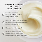 Vista superior em close-up de um creme amarelo pálido em espiral num frasco branco. O texto intitula-o "Creme noturno retinol dois-em-um." Os marcadores listam os seus benefícios: suaviza visivelmente a textura irregular, combate o envelhecimento por radicais livres, nutre a pele e é perfeito para iniciantes em retinol que procuram uma rotina simples.