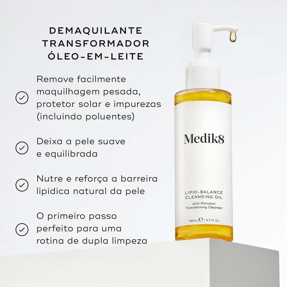 Um frasco doseador de Lipid Balance Cleansing Oil com uma gota caindo do bocal assenta num pedestal branco. Intitulado "DEMAQUILANTE TRANSFORMADOR ÓLEO-EM-LEITE", os marcadores listam os benefícios: remove facilmente maquilhagem pesada, protetor solar e impurezas (incluindo poluentes); deixa a pele suave e equilibrada; nutre e reforça a barreira lipídica natural da pele; e é o primeiro passo perfeito para uma rotina de dupla limpeza.