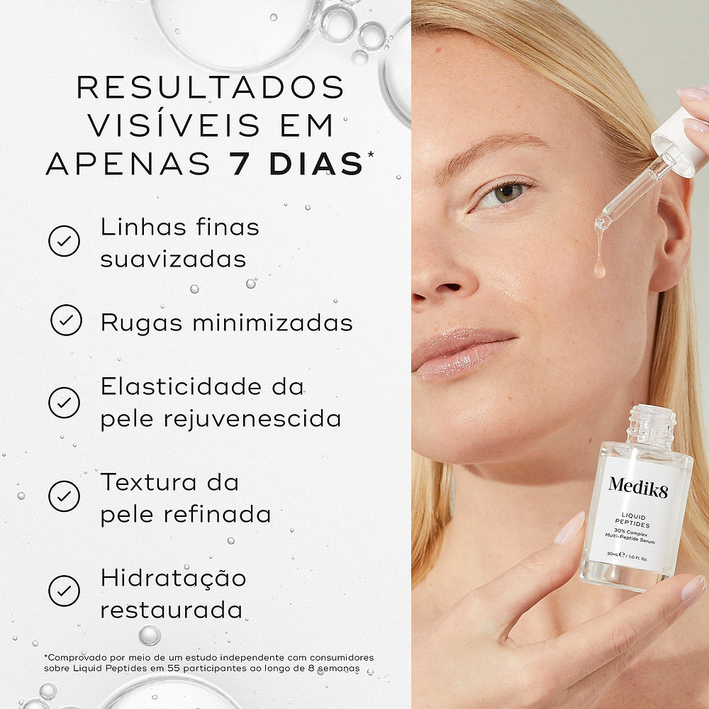 Primeiro plano de uma modella sorridente segurando um frasco de Medik8 Liquid Peptides contra um fundo claro. O texto em português destaca que o produto é comprovado para aumentar visivelmente a firmeza da pele em 7 dias, com base num estudo independente com consumidores.