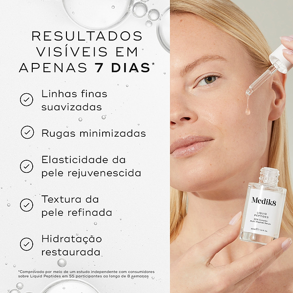Primeiro plano de uma modella sorridente segurando um frasco de Medik8 Liquid Peptides contra um fundo claro. O texto em português destaca que o produto é comprovado para aumentar visivelmente a firmeza da pele em 7 dias, com base num estudo independente com consumidores.