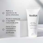 O tubo Natural Clay Mask está ao lado de um pedestal cúbico branco contra um fundo claro. Os marcadores listam os seus benefícios: refina a aparência de poros dilatados, ajuda a restaurar o equilíbrio natural da pele, e deixa a pele hidratada e visivelmente purificada.