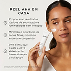 Uma mulher com um pouco de creme na bochecha segura o tubo de Sleep Glycolic contra um fundo claro. Intitulado "PEEL AHA EM CASA", os marcadores afirmam que proporciona resultados rápidos de suavização e luminosidade sem irritação, minimiza a aparência de linhas finas, manchas escuras e congestão, e 94% sentiu que a pele estava visivelmente iluminada após a utilização.