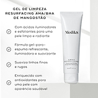 Um tubo Medik8 Surface Radiance Cleanse assenta num pedestal branco contra um fundo cinza claro. Intitulado gel de limpeza resurfacing AHA/BHA de mangostão, os marcadores listam os seus benefícios: ácidos iluminadores e esfoliantes para uma pele limpa, fórmula gel-para-espuma refrescante, suaviza linhas finas e rugas, e enriquecido com antioxidantes para uma pele com aparência saudável.