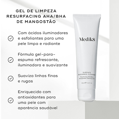 Um tubo Medik8 Surface Radiance Cleanse assenta num pedestal branco contra um fundo cinza claro. Intitulado gel de limpeza resurfacing AHA/BHA de mangostão, os marcadores listam os seus benefícios: ácidos iluminadores e esfoliantes para uma pele limpa, fórmula gel-para-espuma refrescante, suaviza linhas finas e rugas, e enriquecido com antioxidantes para uma pele com aparência saudável.
