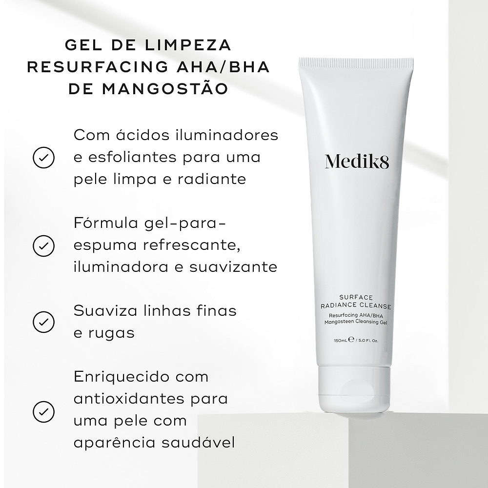 Um tubo Medik8 Surface Radiance Cleanse assenta num pedestal branco contra um fundo cinza claro. Intitulado gel de limpeza resurfacing AHA/BHA de mangostão, os marcadores listam os seus benefícios: ácidos iluminadores e esfoliantes para uma pele limpa, fórmula gel-para-espuma refrescante, suaviza linhas finas e rugas, e enriquecido com antioxidantes para uma pele com aparência saudável.