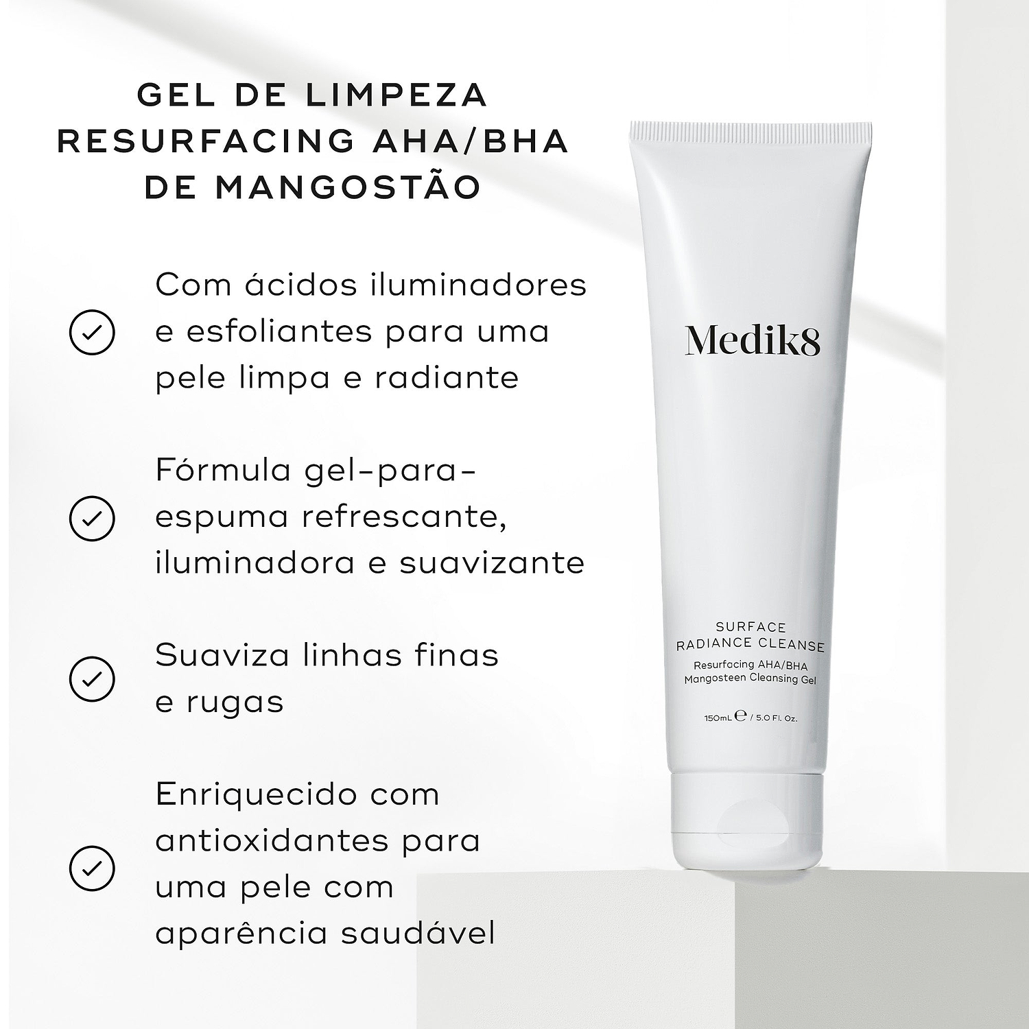 Um tubo Medik8 Surface Radiance Cleanse assenta num pedestal branco contra um fundo cinza claro. Intitulado gel de limpeza resurfacing AHA/BHA de mangostão, os marcadores listam os seus benefícios: ácidos iluminadores e esfoliantes para uma pele limpa, fórmula gel-para-espuma refrescante, suaviza linhas finas e rugas, e enriquecido com antioxidantes para uma pele com aparência saudável.