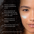 Close-up de uma mulher sorridente com um pouco de creme na bochecha contra um fundo escuro. Os marcadores listam os benefícios: ilumina, revitaliza e suaviza visivelmente a pele; proporciona resultados 8x mais potentes do que o retinol (de dia e de noite); melhora o tom e a textura irregulares da pele; e atua como um sérum 3-em-1 para uma rotina simplificada.