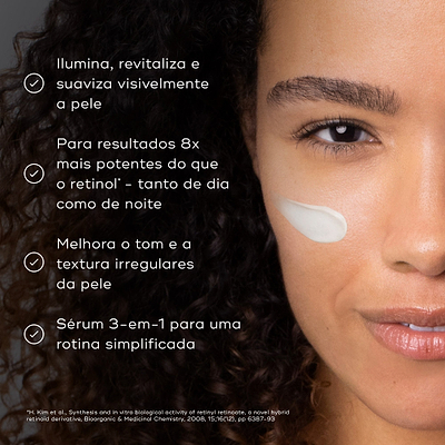 Close-up de uma mulher sorridente com um pouco de creme na bochecha contra um fundo escuro. Os marcadores listam os benefícios: ilumina, revitaliza e suaviza visivelmente a pele; proporciona resultados 8x mais potentes do que o retinol (de dia e de noite); melhora o tom e a textura irregulares da pele; e atua como um sérum 3-em-1 para uma rotina simplificada.