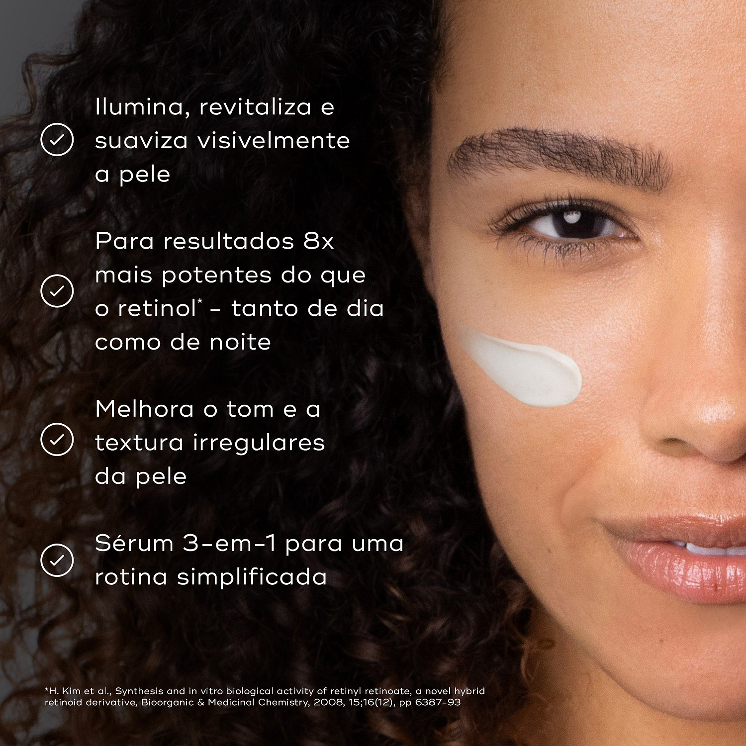 Close-up de uma mulher sorridente com um pouco de creme na bochecha contra um fundo escuro. Os marcadores listam os benefícios: ilumina, revitaliza e suaviza visivelmente a pele; proporciona resultados 8x mais potentes do que o retinol (de dia e de noite); melhora o tom e a textura irregulares da pele; e atua como um sérum 3-em-1 para uma rotina simplificada.