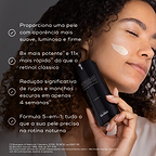 Uma mulher sorridente com um pouco de creme na bochecha segura o frasco r-Retinoate Intense contra um fundo cinza escuro. Os marcadores listam os benefícios: proporciona uma pele com aparência mais suave, luminosa e firme; 8x mais potente e 11x mais rápido do que o retinol clássico; redução significativa de rugas e manchas escuras em apenas 4 semanas; e fórmula 5-em-1 com tudo o que a sua pele precisa na rotina noturna.