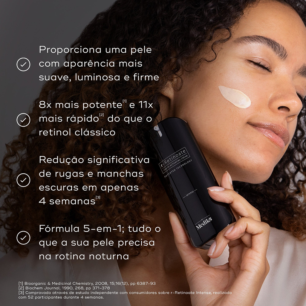 Uma mulher sorridente com um pouco de creme na bochecha segura o frasco r-Retinoate Intense contra um fundo cinza escuro. Os marcadores listam os benefícios: proporciona uma pele com aparência mais suave, luminosa e firme; 8x mais potente e 11x mais rápido do que o retinol clássico; redução significativa de rugas e manchas escuras em apenas 4 semanas; e fórmula 5-em-1 com tudo o que a sua pele precisa na rotina noturna.