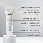 O tubo Advanced Day Eye Protect assenta num pedestal branco contra um fundo cinza claro. Linhas de texto destacam os ingredientes-chave: Filtros UV Avançados para oferecer proteção FPS 30 e prevenir o envelhecimento visível da pele, Extrato de Moringa para proteger contra agressões ambientais como poluição e radicais livres, e Cafeína e Esperidina para reduzir a aparência de olheiras e inchaço.