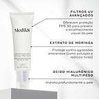 O tubo Advanced Day Total Protect assenta num pedestal branco contra um fundo cinza claro. Linhas de texto destacam os ingredientes-chave: Filtros UV Avançados para proteção FPS 30 contra o envelhecimento visível, Extrato de Moringa para proteger contra agressões ambientais como poluição e radicais livres, e Ácido Hialurónico Multipeso para hidratar profundamente a pele.