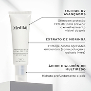 O tubo Advanced Day Total Protect assenta num pedestal branco contra um fundo cinza claro. Linhas de texto destacam os ingredientes-chave: Filtros UV Avançados para proteção FPS 30 contra o envelhecimento visível, Extrato de Moringa para proteger contra agressões ambientais como poluição e radicais livres, e Ácido Hialurónico Multipeso para hidratar profundamente a pele.
